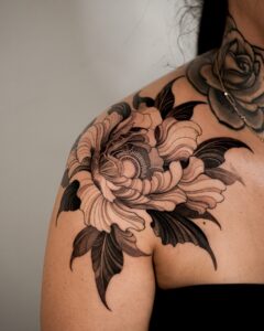 65+ Beautiful Shoulder Flower Tattoo Ideas for a Feminine Look
