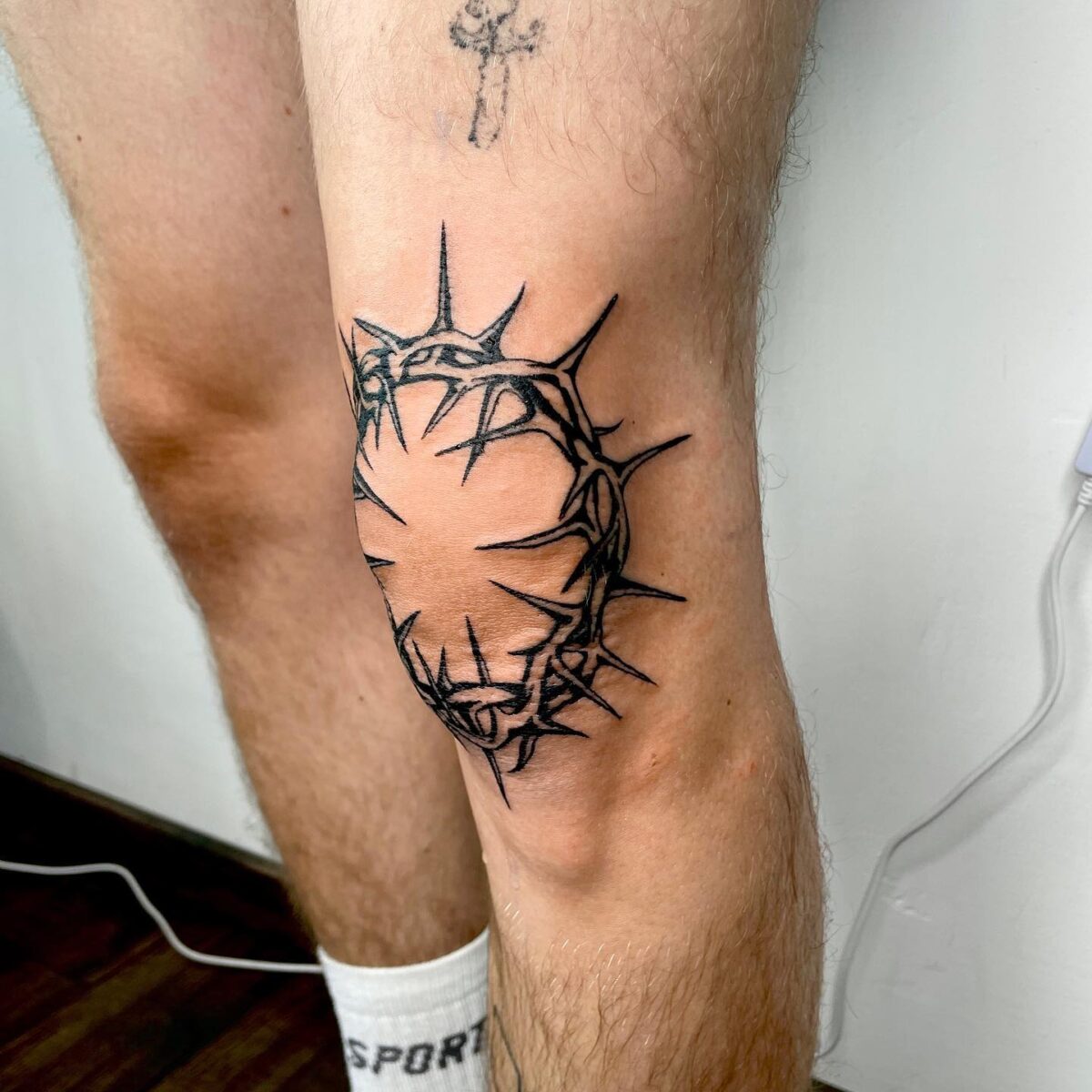 35 Stunning Knee Framing Tattoo Designs That Command Attention