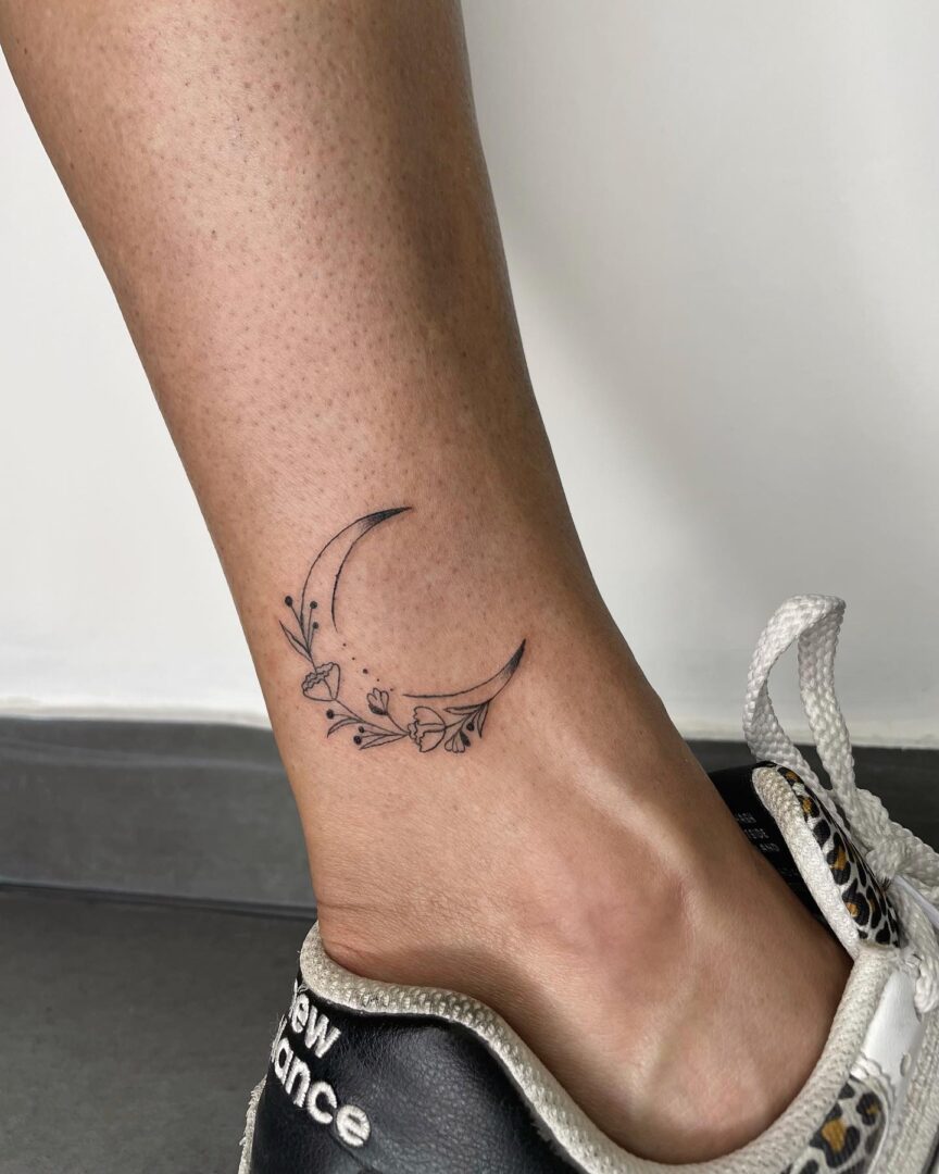 65+ Stunning Moon Tattoo Ideas for a Mystical Look