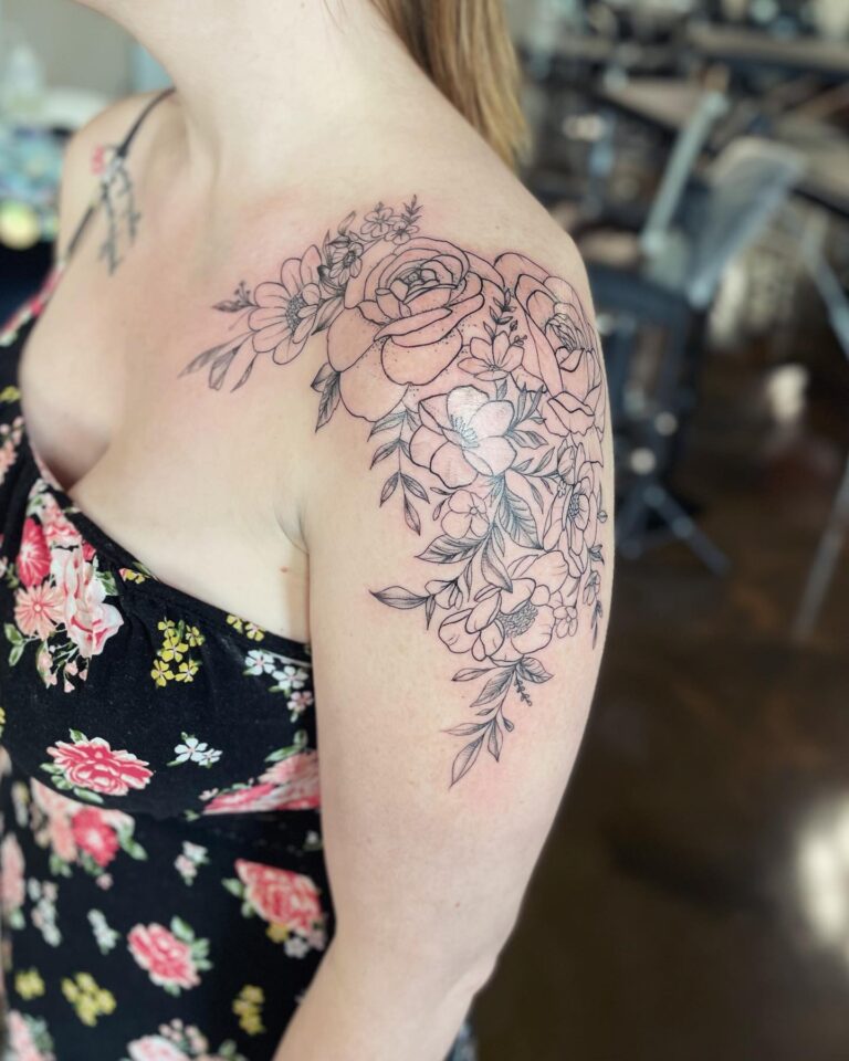 65+ Beautiful Shoulder Flower Tattoo Ideas for a Feminine Look
