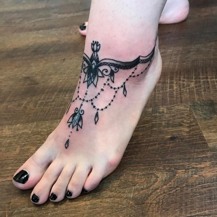60+ Beautiful Ankle Bracelet (Anklet) Tattoos for a Feminine Touch