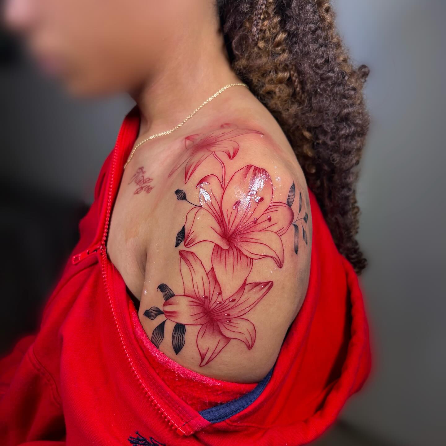 65+ Beautiful Shoulder Flower Tattoo Ideas for a Feminine Look