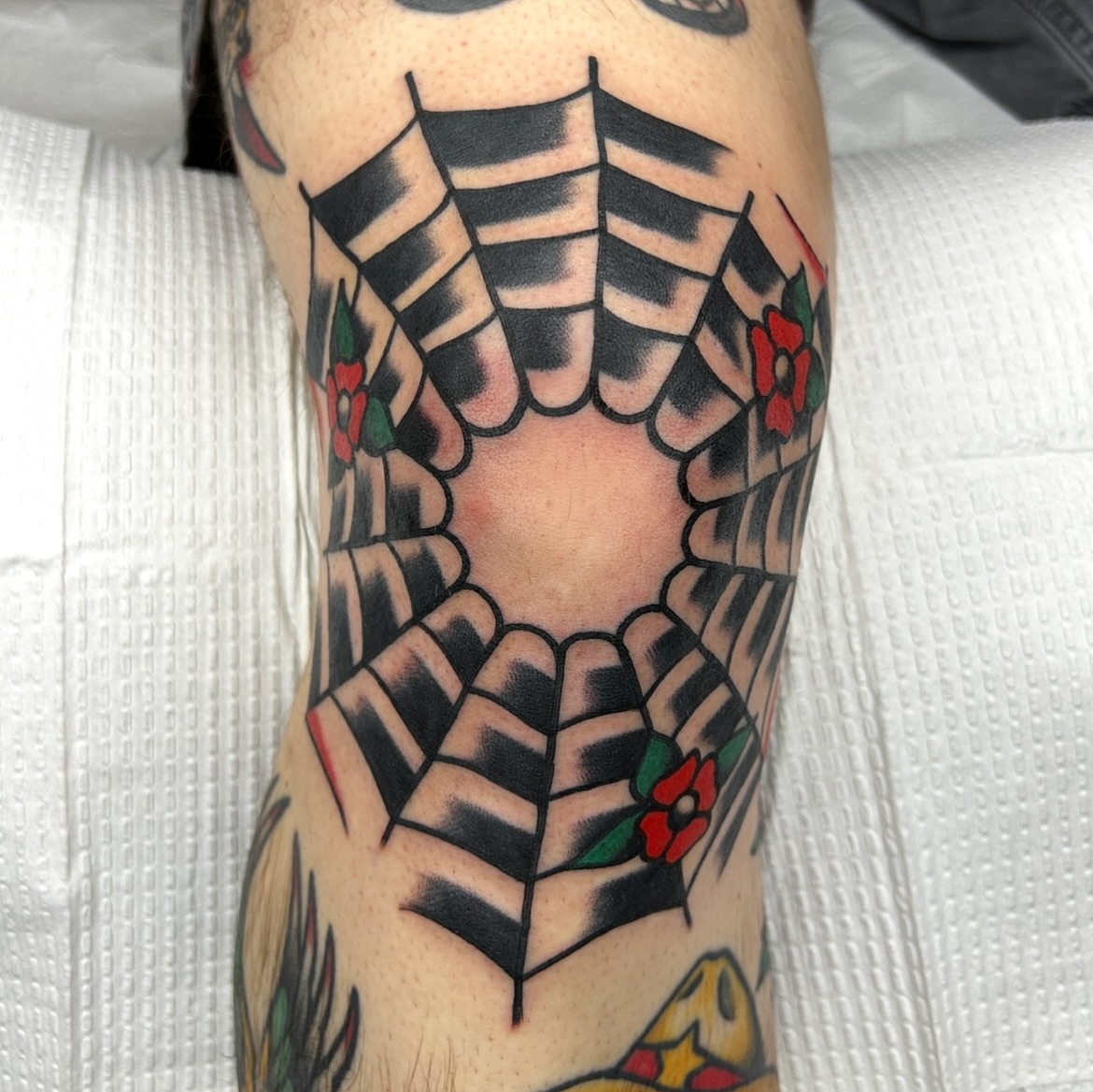 35 Stunning Knee Framing Tattoo Designs That Command Attention