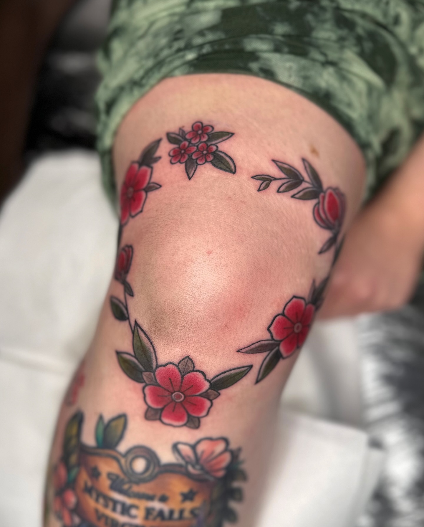 35 Stunning Knee Framing Tattoo Designs That Command Attention